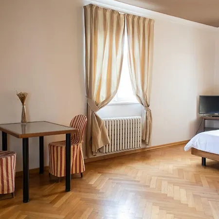 Thunovska Appartamento *